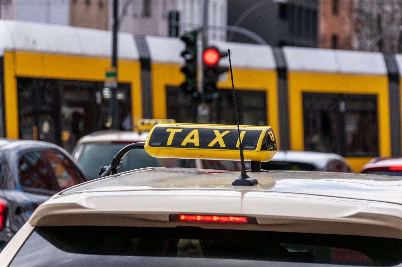 Komfort przewozu osób - jakie korzyści przynosi wynajem taxi z kierowcą