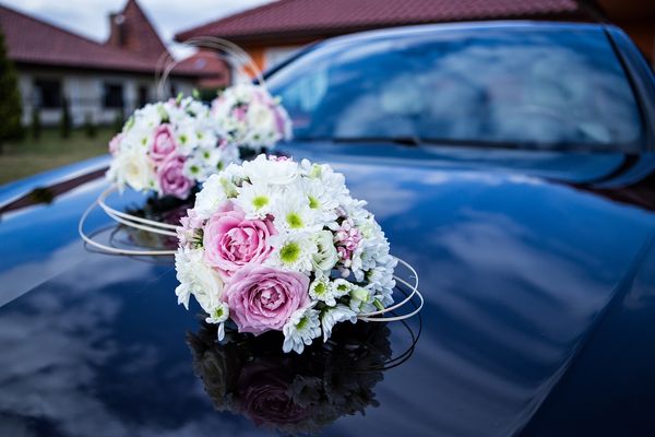 Jak wybrać idealne auto do ślubu? Wskazówki dla przyszłych małżonków