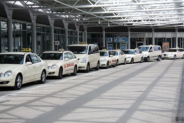 Dlaczego warto wynajmować luksusowe samochody wraz z profesjonalnym kierowcą?